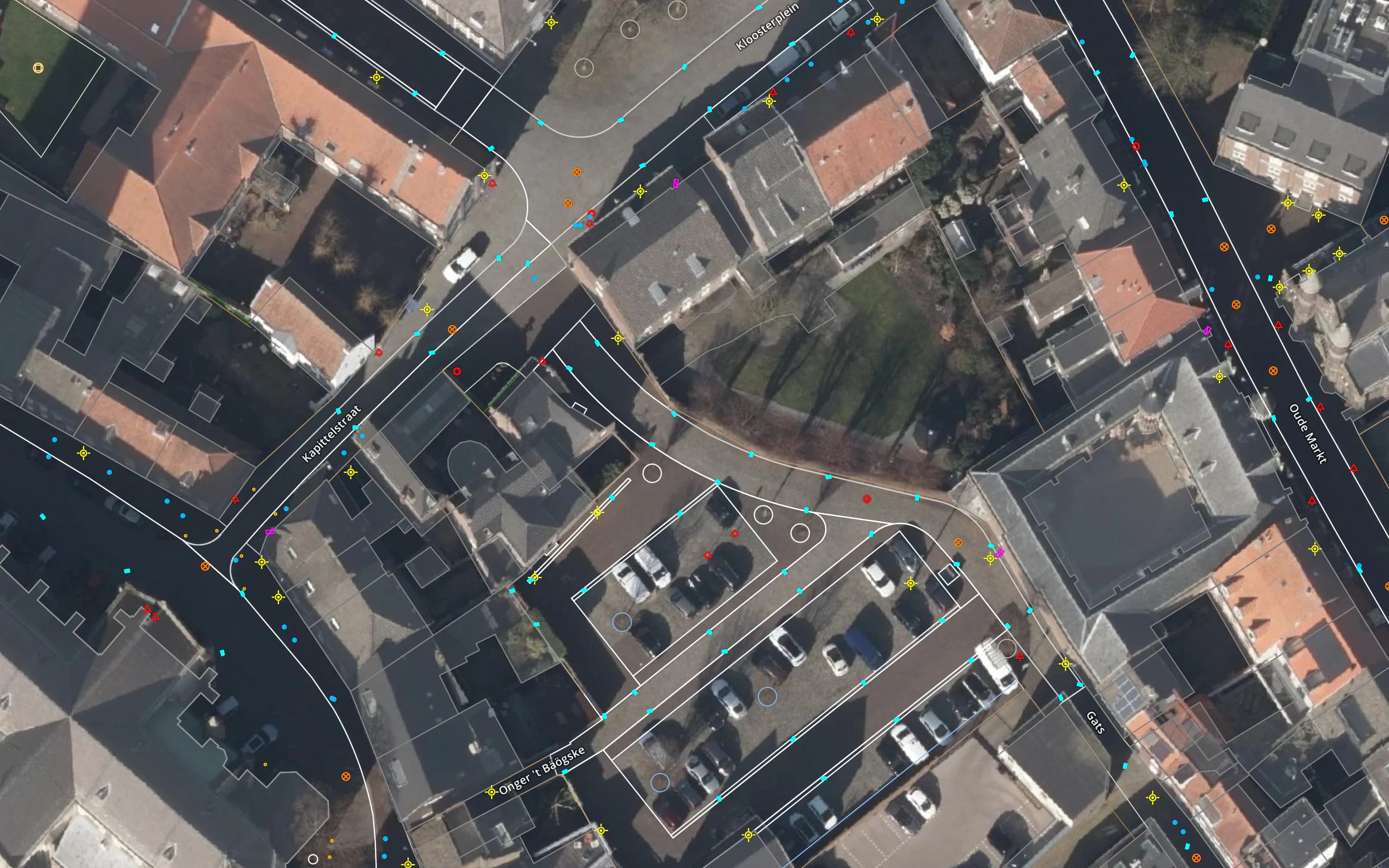 Dezelfde tekening op de luchtfoto: de lijnen vallen precies op stoepranden, parkeervakken en lichtmasten